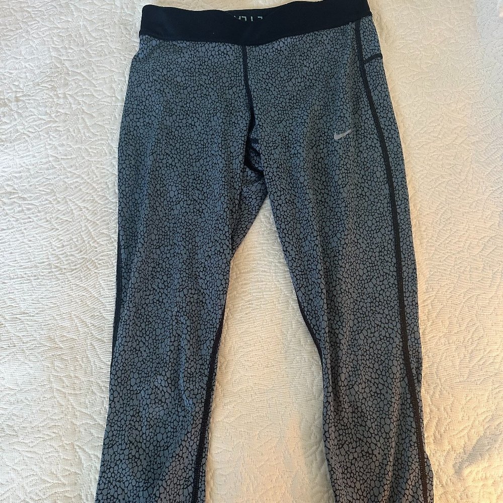3/4 length Nike leggings in black and grey